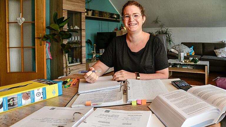 Viel für die Weiterbildung zu lernen hatte Johanna Klüg, hier in ihrer Wohnung in Triefenstein. Die junge Frau hat damit im Handel Karriere gemacht.