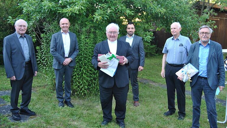 Pfarrer Hans Beetz (3. von links) feierte seinen 70. Geburtstag. Mit ihm freuen sich Pfarrer Bernold Rauch (von links), Landrat Thomas Habermann, Bürgermeister Michael Werner, Elmar Halbig (Sprecher der Pfarrgemeinde St. Nikolaus Herschfeld) und Günter Henneberger, der die Verdienste von Pfarrer Beetz für die Pfarreiengemeinschaft St. Martin, Brend würdigte. Pfarrer Hans Beetz (3. von links) feierte seinen 70. Geburtstag. Mit ihm freuen sich Pfarrer Bernold Rauch (von links), Landrat Thomas Habermann, Bürgermeister Michael Werner, Elmar Halbig (Sprecher der Pfarrgemeinde St. Nikolaus Herschfeld) und Günter Henneberger, der die Verdienste von Pfarrer Beetz für die Pfarreiengemeinschaft St. Martin, Brend würdigte.