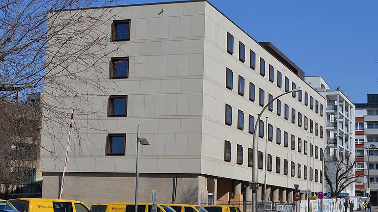 Das markante Haus am Berliner Platz ist schon länger im Besitz des Landkreises und wird derzeit generalsaniert. Das markante Haus am Berliner Platz ist schon länger im Besitz des Landkreises und wird derzeit generalsaniert.