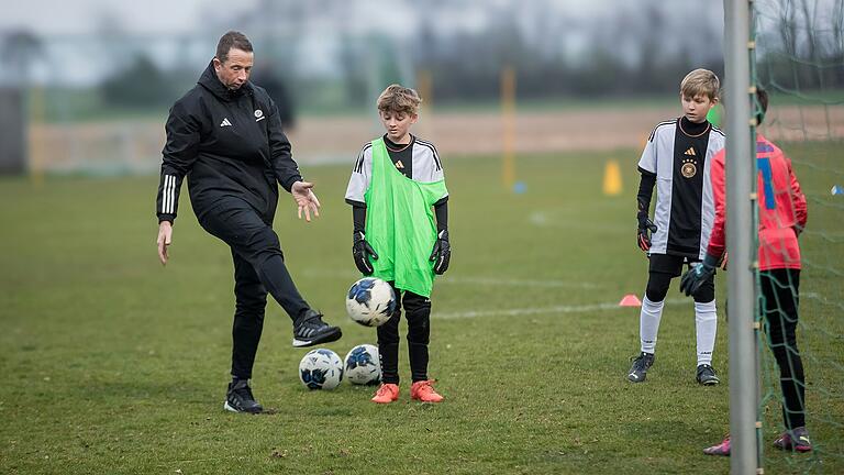 Roland König ist Trainer der Fußball-Regionalauswahl Nordbayern. Hier ist er in Aktion beim Aufwärmen mit den Torhütern für eine Sichtung am Stützpunkt in Schwarzach.