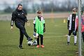 Roland König ist Trainer der Fußball-Regionalauswahl Nordbayern. Hier ist er in Aktion beim Aufwärmen mit den Torhütern für eine Sichtung am Stützpunkt in Schwarzach.