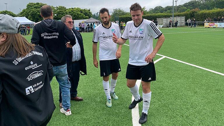 Der SV-DJK Oberschwarzach mit dem Spielertrainer-Duo Simon Müller (2.v.r.) und Alexander Greß (rechts) verliert in der Relegation zum Landesliga-Aufstieg auch das Rückspiel beim TuS Aschaffenburg-Leider und bleibt Bezirksligist.&nbsp;&nbsp;