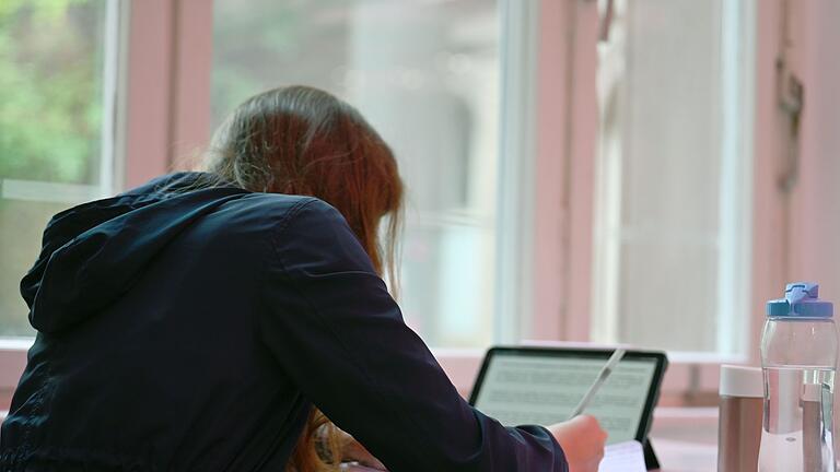 Studenten in der Mensa       -  Das Smartphone lenkt einer Umfrage zufolge vor allem viele junge Menschen vom Lernen ab. (Symbolbild)
