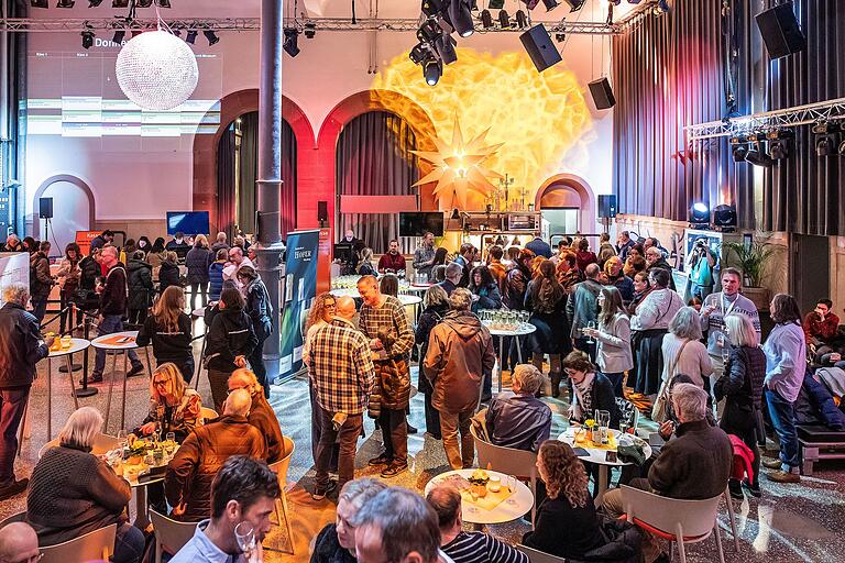 Vor der Eröffnung gab es einen Sektempfang in der Maschinenhalle auf dem Bürgerbräu-Gelände. Vor der Eröffnung gab es einen Sektempfang in der Maschinenhalle auf dem Bürgerbräu-Gelände.