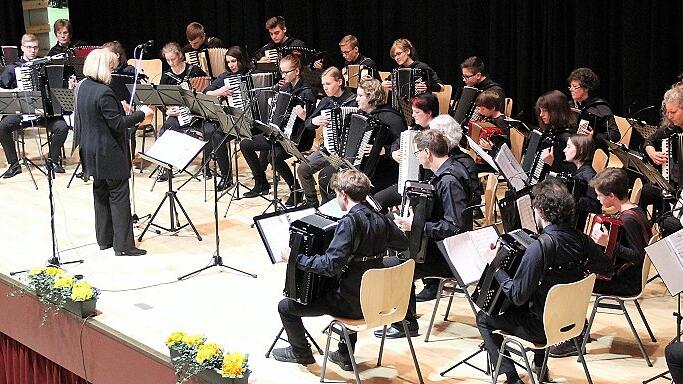 Alma Flammersberger leitete das Akkordeonorchester des städtischen Musikinstituts auf der Bühne.