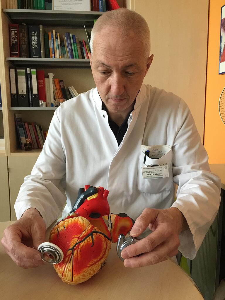 Prof. Dr. Ivo Aleksic mit einem Kunstherz-Modell. Prof. Dr. Ivo Aleksic mit einem Kunstherz-Modell.