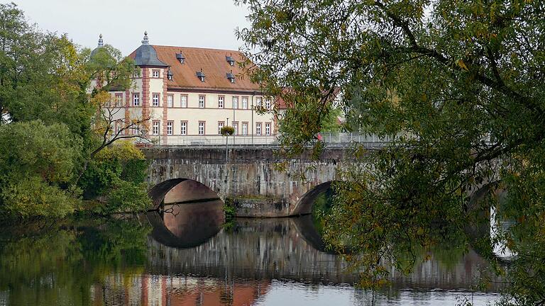 Das Huttenschloss mit seinen charakteristischen Türmen wurde 1711 erbaut.&nbsp;