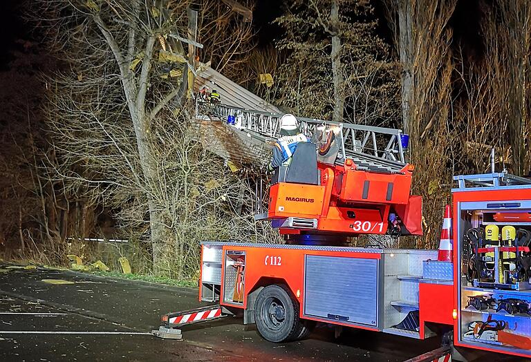 Sturmtief 'Zeynep' hat am Freitagabend Teile eines Schuldachs der Erich-Kästner-Schule in der Kitzinger Siedlung abgedeckt. Die Feuerwehr holte sie aus den umliegenden Bäumen.