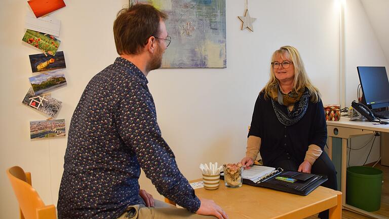 Sie berät Angehörige von Pflegebedürftigen, die eine ausländische Pflegekraft suchen: Jolanthe Zagorski, Koordinatorin für 'CariFair' in Stadt und Landkreis Würzburg. Gleichzeitig ist sie Ansprechpartnerin für die Pflegekräfte. Sie berät Angehörige von Pflegebedürftigen, die eine ausländische Pflegekraft suchen: Jolanthe Zagorski, Koordinatorin für 'CariFair' in Stadt und Landkreis Würzburg. Gleichzeitig ist sie Ansprechpartnerin für die Pflegekräfte.