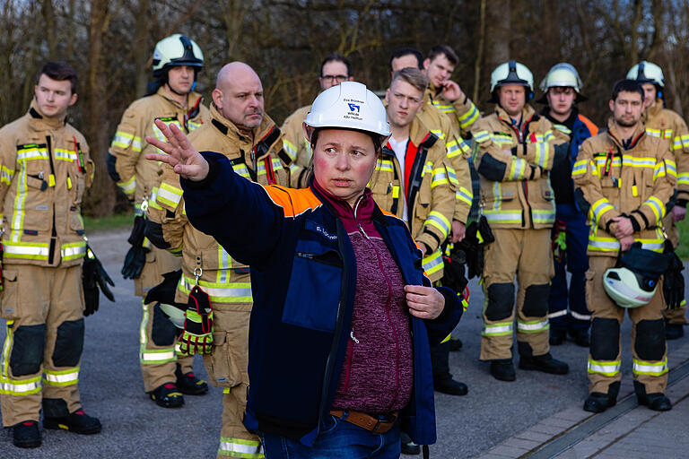 Eva Brückner von der Wasserstraßen- und Schifffahrtsverwaltung des Bundes gibt den Mitgliedern der Feuerwehr Informationen über die Schleuse. Eva Brückner von der Wasserstraßen- und Schifffahrtsverwaltung des Bundes gibt den Mitgliedern der Feuerwehr Informationen über die Schleuse.