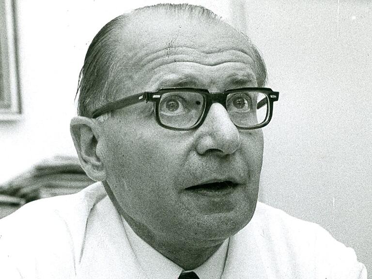 Der Erste, der sich intensiv mit Hundertjährigen beschäftigte, war ab Anfang der 1960 er Jahre der Medizinprofessor Hans Franke in Würzburg. Der Erste, der sich intensiv mit Hundertjährigen beschäftigte, war ab Anfang der 1960 er Jahre der Medizinprofessor Hans Franke in Würzburg.