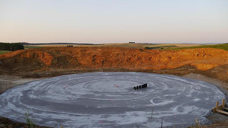 Kein Ufo-Landeplatz: Die Fundamente für einige der fünf Windräder westlich von Obbach sind bereits betoniert.