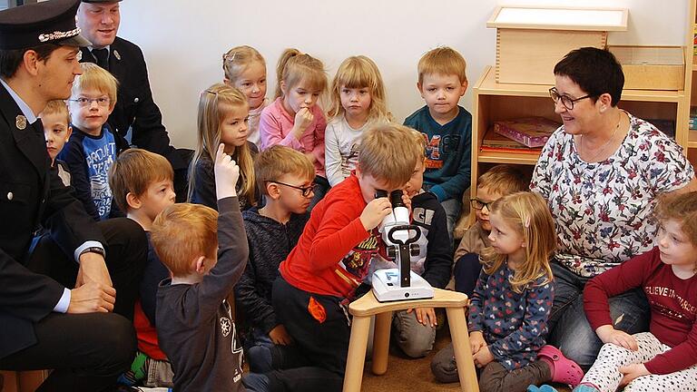 Feuerwehrspende für Mikroskop für den Kindergarten       -  (ret)   Als Spendenziel der diesjährigen Christbaumsammelaktion hat sich die Jugendfeuerwehr Altfeld die Kindertagesstätte Altfeld ausgesucht. Nach reiflicher Überlegung und Rücksprache mit der Leiterin Claudia Eckert wurde laut Pressemitteilung der Wehr ein Mikroskop für die Kinder angeschafft, mit dem die Kleinen die Welt der Allerkleinsten entdecken können. Zur Übergabe wurden Vorsitzender Johannes Rotter sowie Jugendwart Manuel Gerberich begeistert von den Kindern der Bären-Gruppe in Empfang genommen und durften mit diesen in die Welt der Kleinstlebewesen abtauchen.