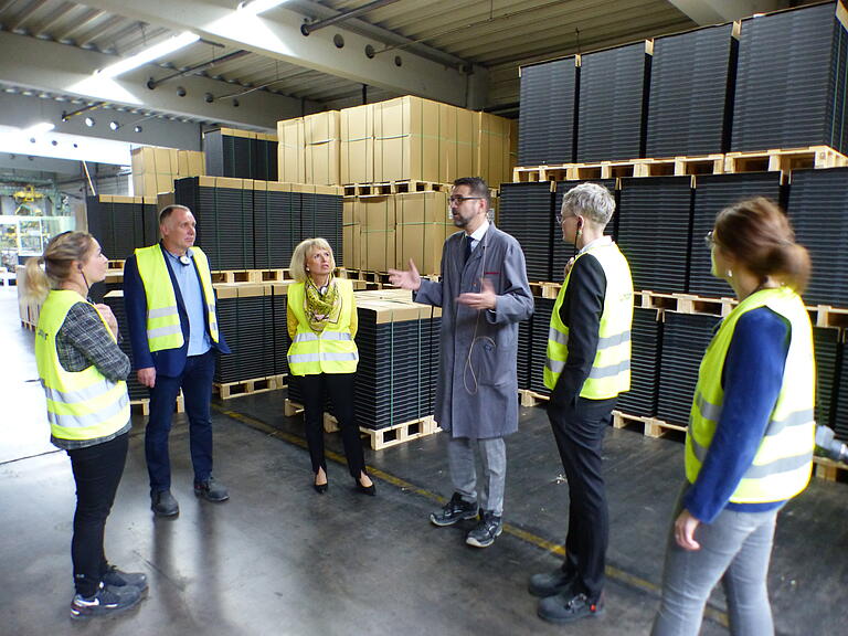 Am Ende stehen die Platten verpackt zum Versand bereit. Von links: Kristina Hofmann, Herbert Holzapfel, Tamara Bischof, Ralph Peckmann, Christine Konrad und Corinna Petzold.