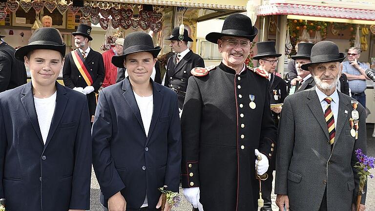 Ältester Ausmarschierer war wieder der 82-jährige Ernst Zieg (rechts), jüngste Teilnehmer waren die 14-jährigen Zwillinge Philipp (links) und Lukas Hau. Hauptmann Barfuß bedankte sich bei ihnen.