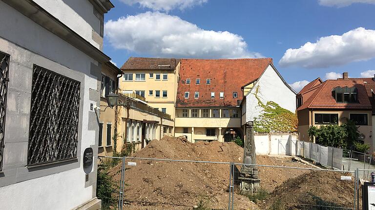 Im Streit um die Pläne für das Kulturforum am Martin-Luther-Platz verwahrt sich die CSU-Stadtratsfraktion gegen Kritik der SPD an Oberbürgermeister Sebastian Remelé.