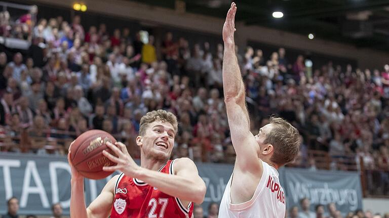 Jonas Weitzel (hier gegen Petteri Koponen) feierte seine Bundesligapremiere und durfte sich über seine zwei ersten Punkten freuen.