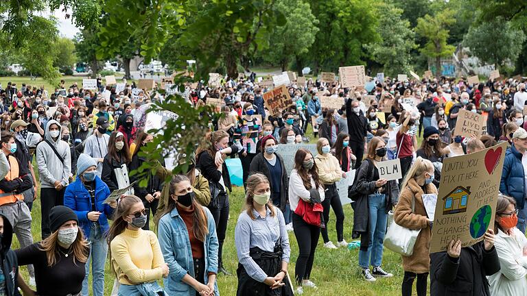 Knapp 2000 Menschen demonstrierten am vergangenen Wochenende bei verschiedenen Kundgebungen auf den Mainwiesen.&nbsp;