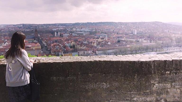 Yuna Seo blickt auf Würzburg, ihrer neuen Heimat, wo sie mutmaßlich von ihrer Vermieterin hintergangen wurde. In der Schiestlstraße im Würzburger Stadtteil Grombühl hat eine Frau wohl den Corona-Lockdown ausgenutzt, um eine Zweizimmerwohnung doppelt zu vermieten. Yuna Seo blickt auf Würzburg, ihrer neuen Heimat, wo sie mutmaßlich von ihrer Vermieterin hintergangen wurde. In der Schiestlstraße im Würzburger Stadtteil Grombühl hat eine Frau wohl den Corona-Lockdown ausgenutzt, um eine Zweizimmerwohnung doppelt zu vermieten.