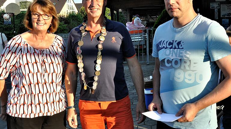 Der frischgebackene Ringstraßen-Bürgermeister Peter Heck (Mitte) mit der Amtskette. Mit im Bild: sein&nbsp; Vorgänger Stefan Scheetz und die Sekretärin der Ringstraße, Gaby Berchtold.