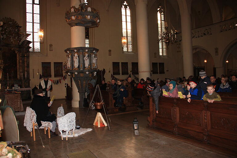 In der Stadtpfarrkirche erfuhren die Teilnehmer der ökumenischen Kinderkirche, wie die Hirten von der Geburt Jesu erfahren haben. In der Stadtpfarrkirche erfuhren die Teilnehmer der ökumenischen Kinderkirche, wie die Hirten von der Geburt Jesu erfahren haben.