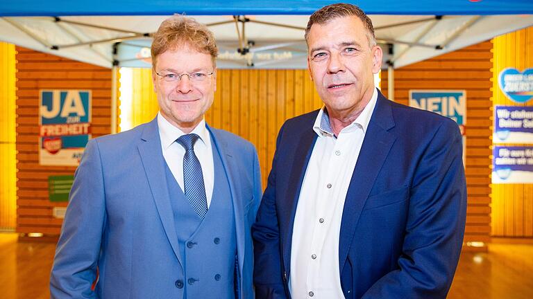 Zwei die sich dem Vernehmen nach gut verstehen: die beiden Landtagskandidaten der AfD Alfred Schmitt (links) und Richard Graupner. Während Graupner zur Wiederwahl antritt, bewirbt sich Schmitt erstmals um ein Mandat in München. Das Foto entstand im März 2023 während des Frühjahrsempfangs des AfD-Kreisverbands Schweinfurt.