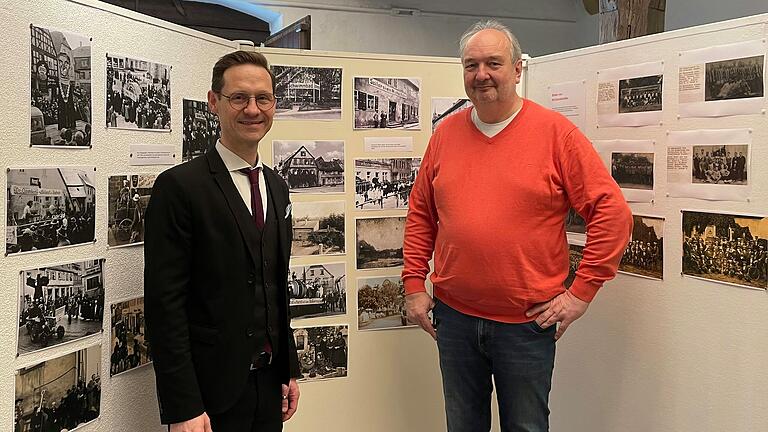 Eine seiner letzten Arbeiten von Klaus Vogt (rechts) als Museumsleiter war eine Ausstellung von historischen Bildern im Alten Rathaus im Frühjahr 2023. Mit im Bild: Bürgermeister Thorsten Wozniak. Eine seiner letzten Arbeiten von Klaus Vogt (rechts) als Museumsleiter war eine Ausstellung von historischen Bildern im Alten Rathaus im Frühjahr 2023. Mit im Bild: Bürgermeister Thorsten Wozniak.