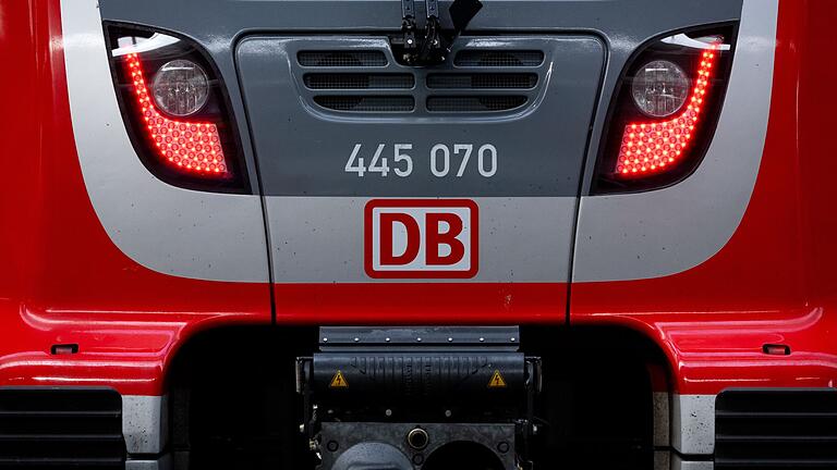 Ein Zug der Deutschen Bahn       -  DB Regio befährt die Strecke zwischen Wassertrüdigen und Gunzenhausen im Auftrag des Freistaats.