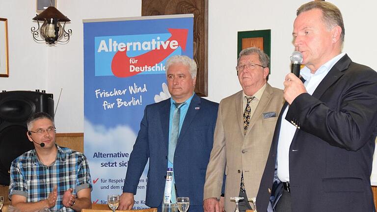 Auf der AfD-Bühne: (von links) Kreisvorsitzender Stefan Cartsburg, Bezirksvorsitzender Christian Klingen, Direktkandidat Gottfried Walter und Gastredner Georg Pazderski.