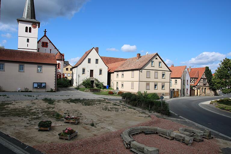 An dieser Stelle auf dem künftigen Dorfplatz in Eichfeld soll der historische Torbogen aus dem Jahr 1612 aufgestellt werden. Bis vor kurzem stand auf dem Platz ein altes Wohn- und Geschäftshaus, das die Stadt käuflich erwarb. An dieser Stelle auf dem künftigen Dorfplatz in Eichfeld soll der historische Torbogen aus dem Jahr 1612 aufgestellt werden. Bis vor kurzem stand auf dem Platz ein altes Wohn- und Geschäftshaus, das die Stadt käuflich erwarb.
