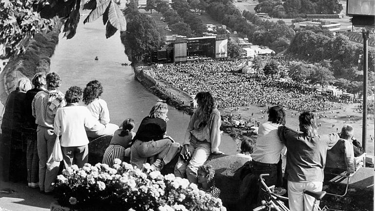 Über 40 000 Zuschauer auf den Mainwiesen, etliche mehr in den Weinbergen am Stein: Das Konzert von Michael Jackson im August 1988 lockte die Massen.