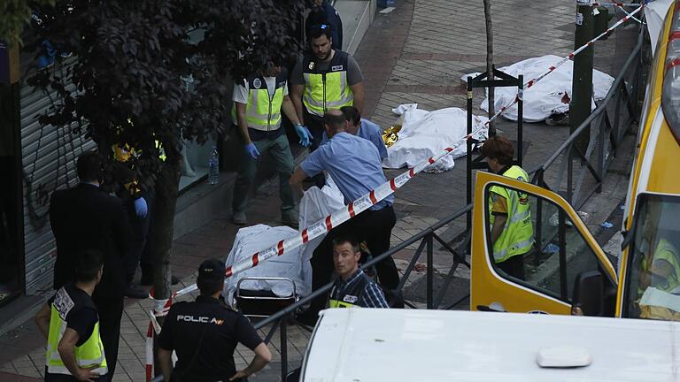 Sanitäter bargen 2016 die Leichen der drei Opfer in Madrid. Als Tatverdächtiger gilt ein damals in Würzburg lebender Student und ehemaliger US-Soldat. Sanitäter bargen 2016 die Leichen der drei Opfer in Madrid. Als Tatverdächtiger gilt ein damals in Würzburg lebender Student und ehemaliger US-Soldat.