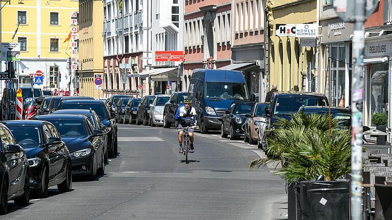 Die Parkplätze in der Karmelitenstraße sollen verschwinden und Platz machen für Bäume und Radwege. Die CSU Stadtratsfraktion beantragt jedoch die Herausnahme des dafür eingeplanten Betrags.