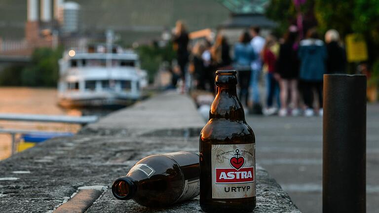 Die abendliche Stimmung am Mainkai ist bei den Würzburgern beliebt. Wegen zahlreiche Ruhestörungen und Müllaufkommen berieten Stadt und Polizei über ein nächtliches Alkoholverbot. Die abendliche Stimmung am Mainkai ist bei den Würzburgern beliebt. Wegen zahlreiche Ruhestörungen und Müllaufkommen berieten Stadt und Polizei über ein nächtliches Alkoholverbot.