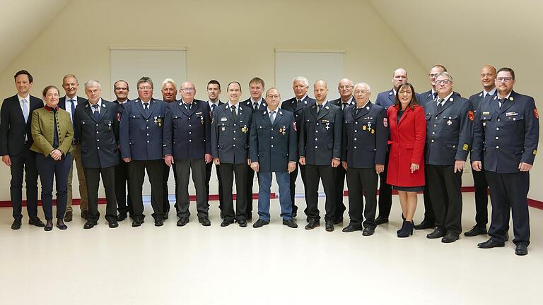 Zum Gruppenbild stellten sich alle anwesenden geehrten Feuerwehrmänner mit Landrat Florian Töpper, zweiter Bürgermeisterin Katharina Graf und erstem Bürgermeister Horst Herbert (von links) sowie&nbsp;Kreisbrandinspektor Alexander Bönig, Kreisbrandmeister Daniel Scheller, Kreisbrandrat Holger Strunk und Landtagsabgeordnete Barbara Becker (von rechts) zusammen.