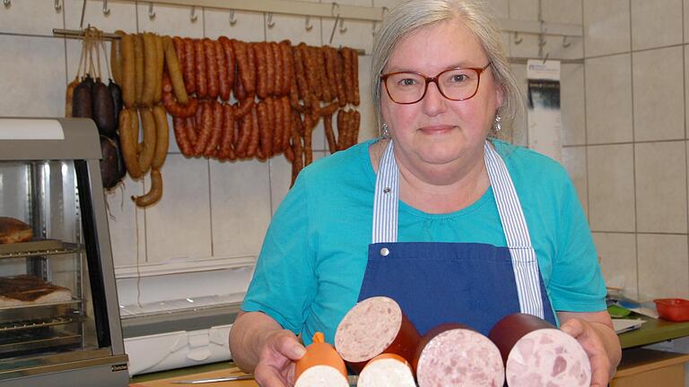 Doreen Schaeffer verkauft in Martins Hofladen in Rödelsee die Wurstwaren, die ihr Partner Martin Roßmark herstellt.&nbsp;