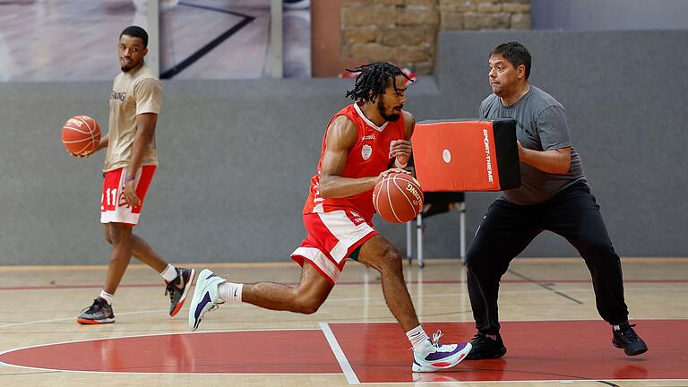 Baskets-Spielmacher Otis Livingston im Training mit Trainer Sasa Filipovski. Baskets-Spielmacher Otis Livingston im Training mit Trainer Sasa Filipovski.