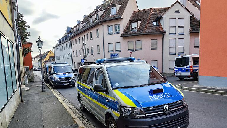 In Kitzingen steht eine Wohnanlage für betreutes Wohnen im Fokus von Ermittlungen.