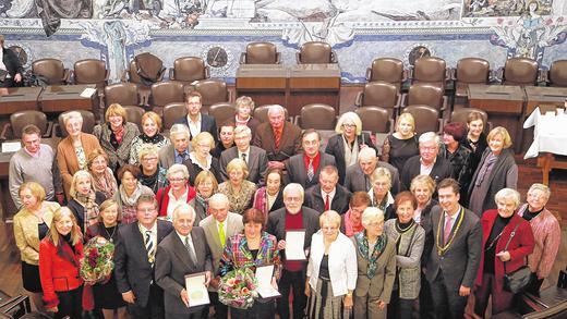 Ehre für kulturell Engagierte: Die Stadt zeichnete den Kunstverein, Volunteers des Mainfränkischen Museums und Historiker und Autor Roland Flade mit den Kulturmedaillen 2014 aus.THERESA MÜLLER