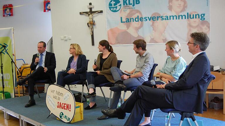 Bei der Landesversammlung der Katholischen Landjugendbewegung diskutierten bayerische Spitzenpolitiker. Von links: Hubert Aiwanger (Freie Wähler), Natascha Kohnen (SPD), die KLJB-Landesvorsitzenden Christina Kornell und Rupert Heindl, Katharine Schulze (Grüne) und Markus Blume (CSU).  Foto: Wolfgang Dünnebier       -  Bei der Landesversammlung der Katholischen Landjugendbewegung diskutierten bayerische Spitzenpolitiker. Von links: Hubert Aiwanger (Freie Wähler), Natascha Kohnen (SPD), die KLJB-Landesvorsitzenden Christina Kornell und Rupert Heindl, Katharine Schulze (Grüne) und Markus Blume (CSU).  Foto: Wolfgang Dünnebier