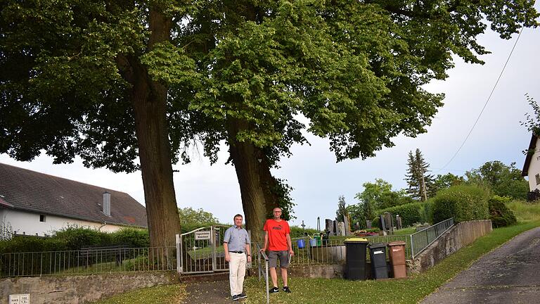 Wahrlich ortsbildprägend sind die alten Linden am Friedhof in Walchenfeld. Allerdings fallen immer wieder Äste ab, weshalb die Bürger besorgt sind. Eine Sorge, die sie im Rahmen einer Ortssprecherwahl an Bürgermeister Hubert Endres (links) und den neu gewählten Ortssprecher Wolfgang Hahn herantrugen.