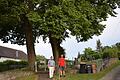 Wahrlich ortsbildprägend sind die alten Linden am Friedhof in Walchenfeld. Allerdings fallen immer wieder Äste ab, weshalb die Bürger besorgt sind. Eine Sorge, die sie im Rahmen einer Ortssprecherwahl an Bürgermeister Hubert Endres (links) und den neu gewählten Ortssprecher Wolfgang Hahn herantrugen.