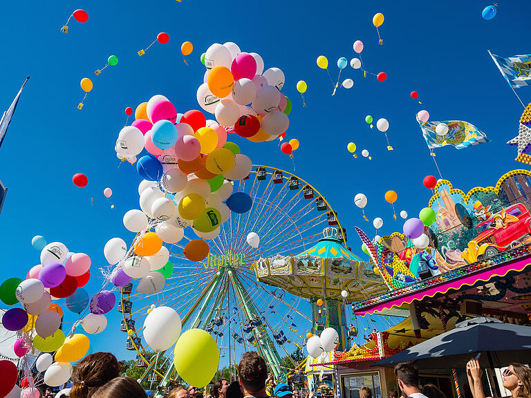 Ein Höhepunkt beim Schweinfurter&nbsp; Volksfest ist das Luftballon-Steigen am Kindertag.