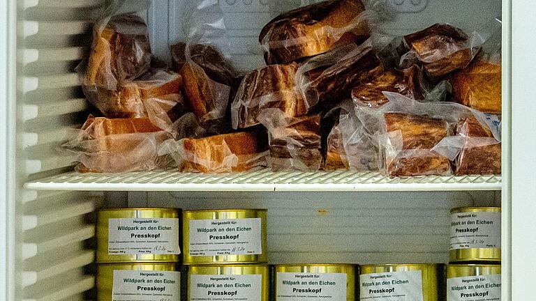 Zu drei Sorten Dosenwurst und Schinken werden die Schweine von einer Hausmetzgerei verarbeitet und am Wildpark-Kiosk verkauft. Das Fleisch gilt, weil langsamer gereift, als hochwertiges Produkt.&nbsp;