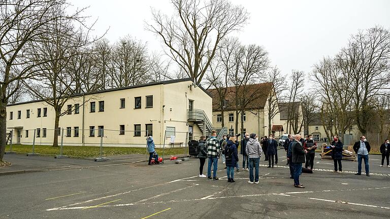 'Ziemlich voll' ist die unterfränkische Anker-Einrichtung bei Geldersheim. Nicht mit Ukraine-Flüchtlingen, sondern mit herkömmlichen Asylbewerbern, deren Zahl wieder steigt. Vor allem aus Afghanistan ist der Zustrom größer geworden.