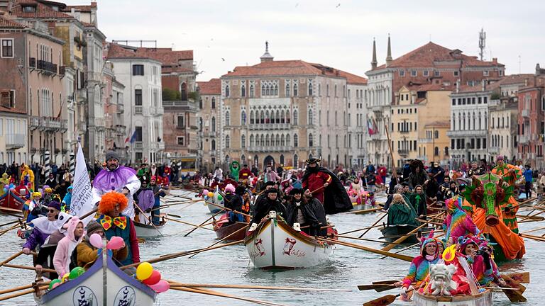 Karneval in Venedig.jpeg       -  Der Karneval von Venedig in der historischen Lagunenstadt zieht Menschen aus der ganzen Welt an.