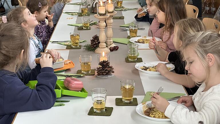 'Mhm, einfach lecker', hörte man am Tisch der Kindergartenkinder von Kleineibstadt. Sie freuen sich schon immer, wenn Carmen vor der Türe steht und das Essen vorbeibringt. 'Mhm, einfach lecker', hörte man am Tisch der Kindergartenkinder von Kleineibstadt. Sie freuen sich schon immer, wenn Carmen vor der Türe steht und das Essen vorbeibringt.