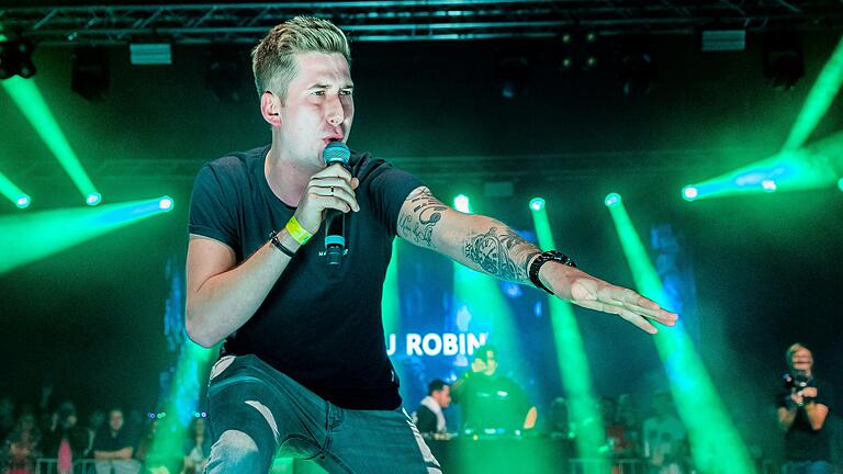 Robin Leuter alias DJ Robin wurde 2022 bekannt durch den Ballermann-Hit 'Layla'. Im September kommt er zum Mallorca-Sommer-Festival nach Schweinfurt. Robin Leuter alias DJ Robin wurde 2022 bekannt durch den Ballermann-Hit 'Layla'. Im September kommt er zum Mallorca-Sommer-Festival nach Schweinfurt.