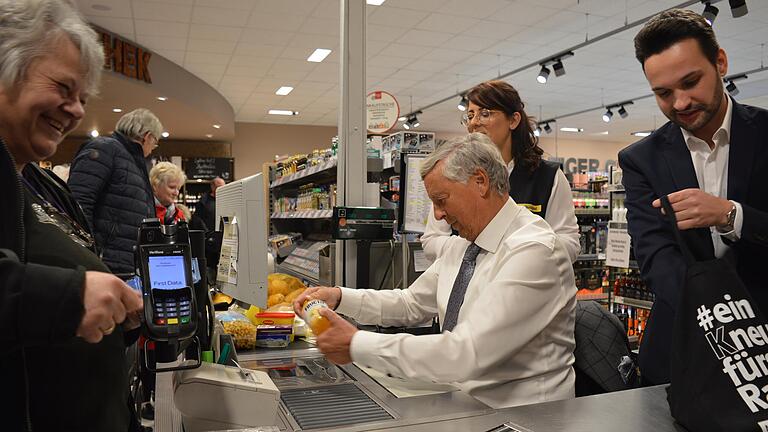 Wahlkampf an der Supermarktkasse: der frühere Bundestagsabgeordnete Wolfgang Bosbach (Mitte) scannt, Shoshana Heinikel (hinter ihm) passt auf, der&nbsp;Gochsheimer Bürgermeister-Kandidat Manuel Kneuer packt ein.