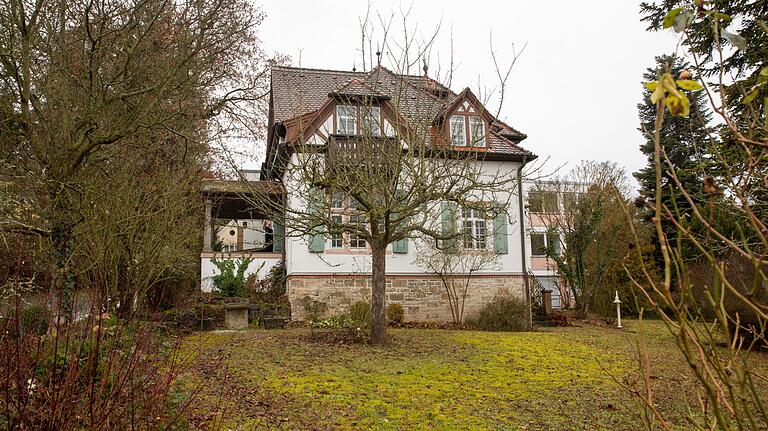 Auf diesem Grundstück im Mittleren Dallenbergweg will Thorsten Fischer mehrere Wohngebäude bauen.  Hinter der denkmalgeschützten 'Villa Uhl' steht  das in den 1960er Jahren gebaute Schwesternwohnheim, das abgerissen werden soll.